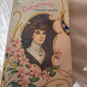Vintage AVON 1975 Trailing Arbutus
Powder Sachet w/Original Box
Collectible 1 oz